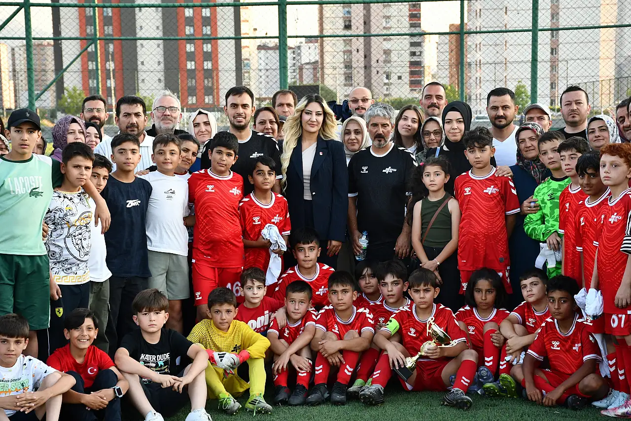 Kayseri U-11 Ligi'nde Spor A.Ş.'yi 1-0 yenen Melikgazi Belediyespor şampiyon!