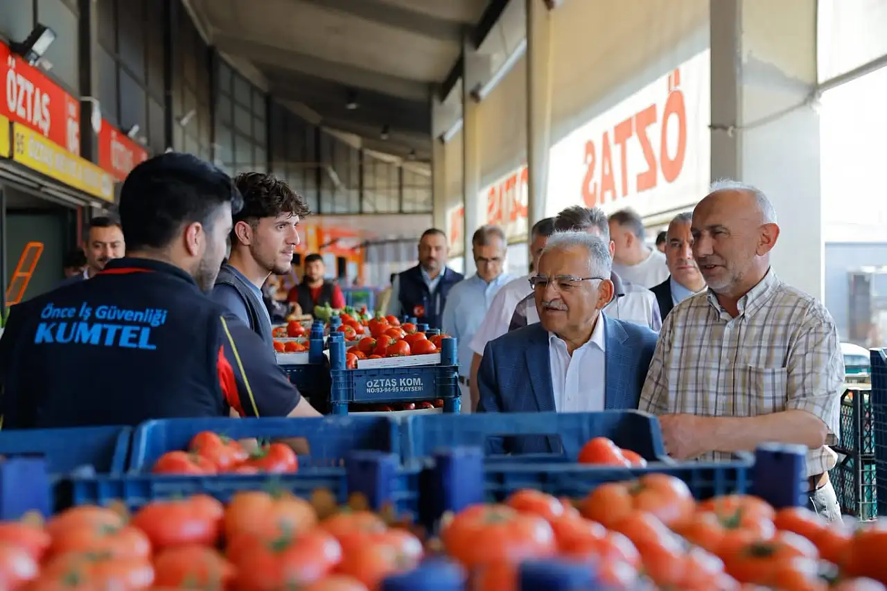 Başkan Büyükkılıç sabah erken saatlerde esnaflarla bir araya geldi
