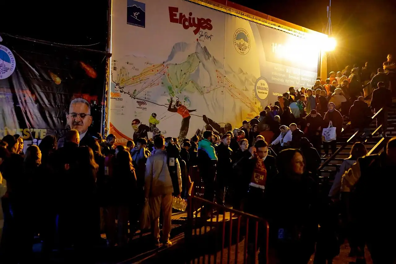 Kayseri'de gökyüzü şöleni! Binlerce kişi Erciyes'e akın etti