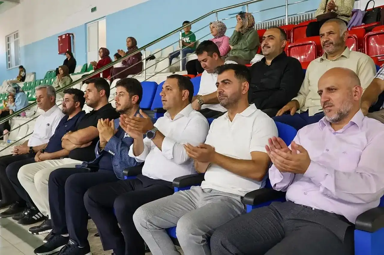 Kayseri'de genç sporculara sevindiren destek! Törende tek tek teslim edildi