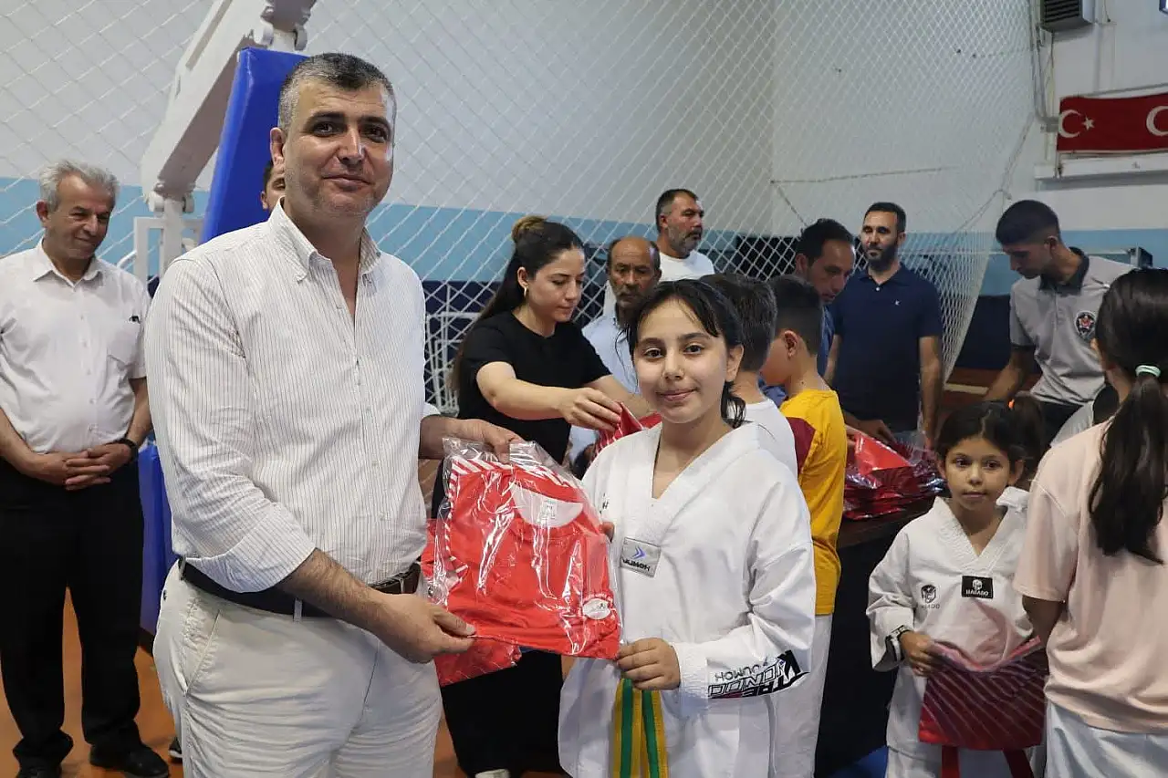 Kayseri'de genç sporculara sevindiren destek! Törende tek tek teslim edildi
