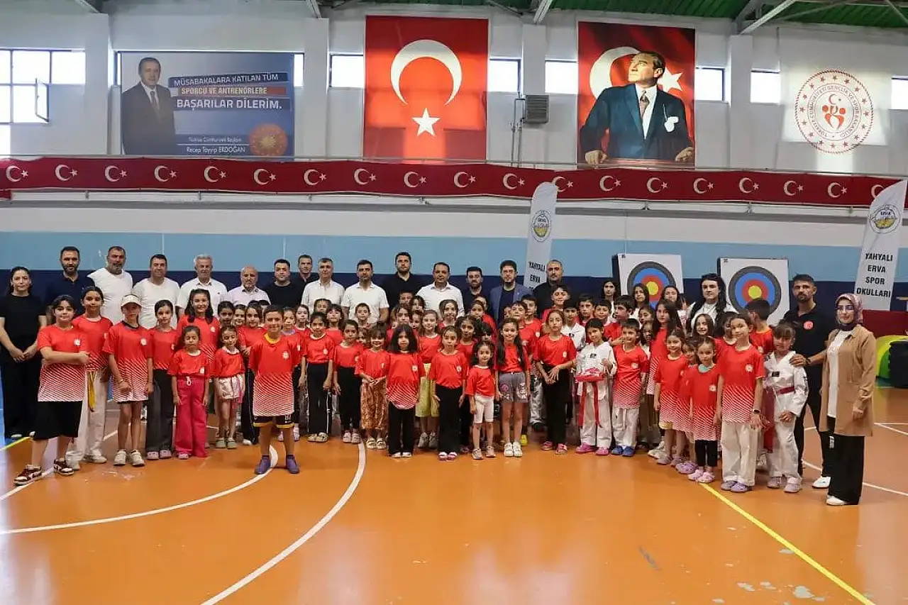 Kayseri'de genç sporculara sevindiren destek! Törende tek tek teslim edildi