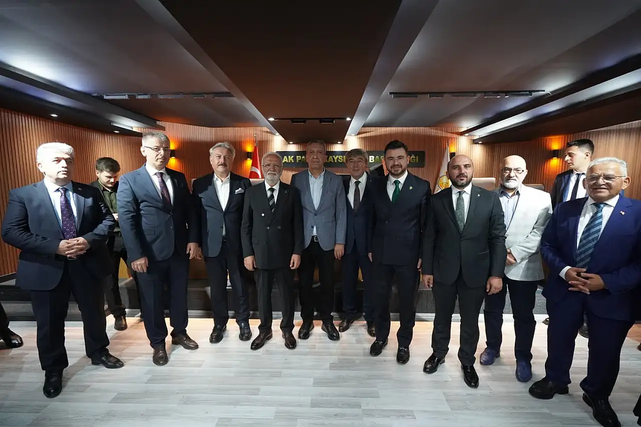 AK Parti Kayseri Teşkilatı'na 13 isim katıldı: CHP'den meclis üyeleri, DEVA'dan İl Başkanı, Teşkilat Başkanı, İlçe Başkanları...