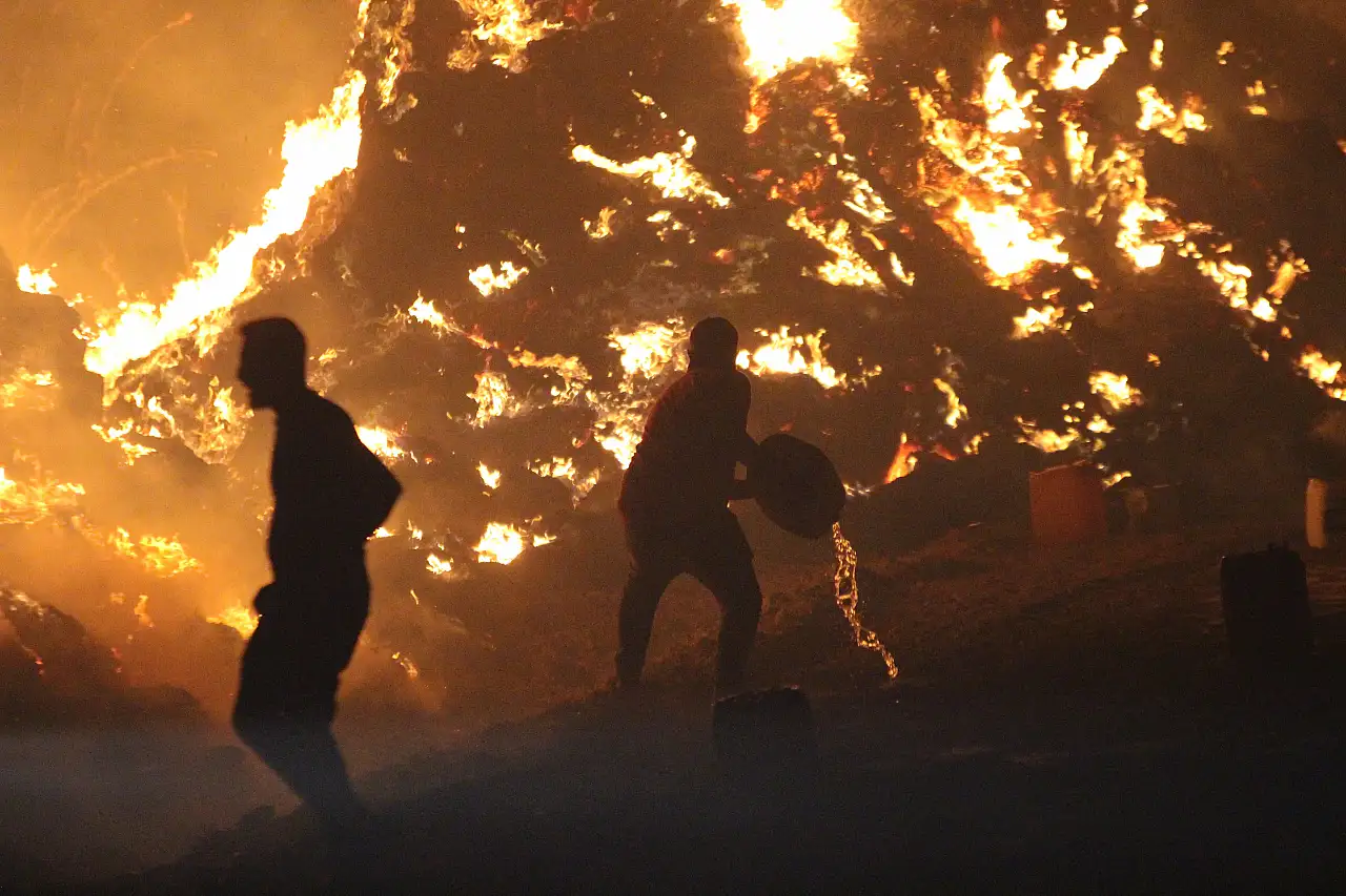 Yangın evlere ulaştı: Mahalleli yangınla savaştı
