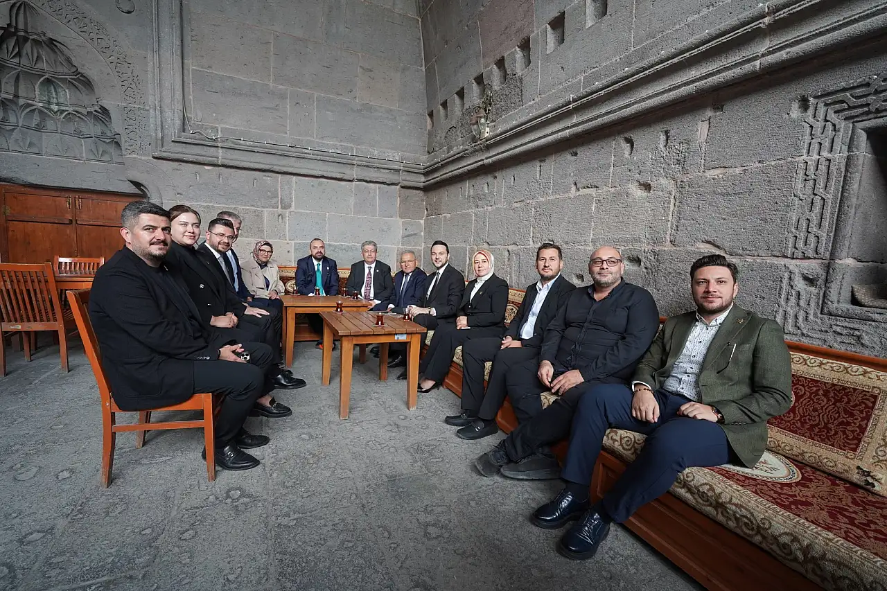 AK Parti'li Faruk Acar Kayseri'de nabız yokladı: Gençler ve esnafın taleplerini dinledi