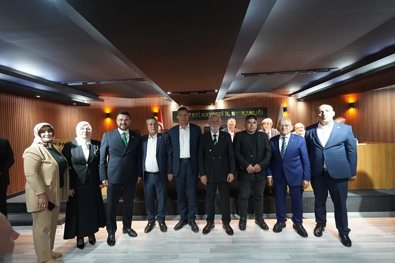 AK Parti Kayseri Teşkilatı'na 13 isim katıldı: CHP'den meclis üyeleri, DEVA'dan İl Başkanı, Teşkilat Başkanı, İlçe Başkanları...