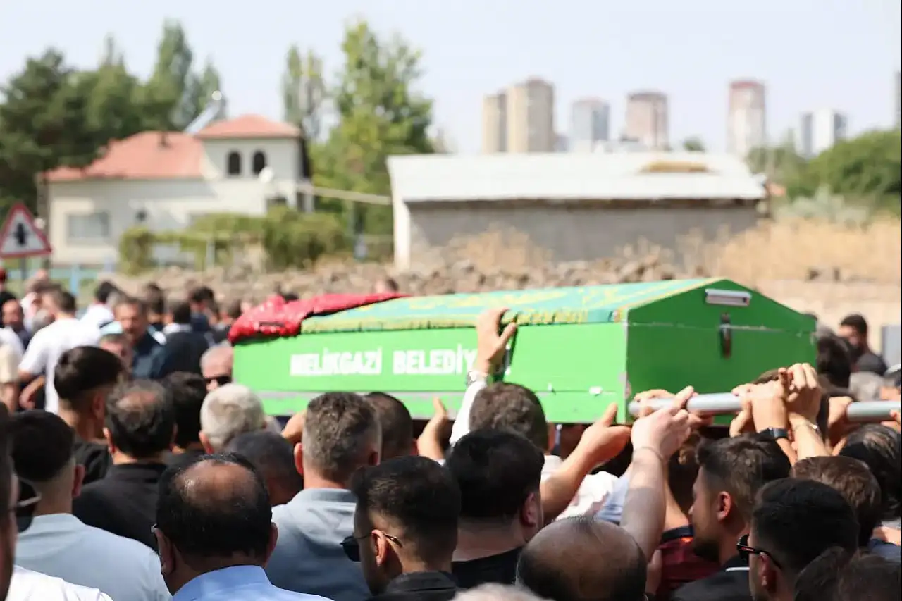 Kazada ağır yaralanmıştı: Babasının ardından o da son yolculuğuna uğurlandı...