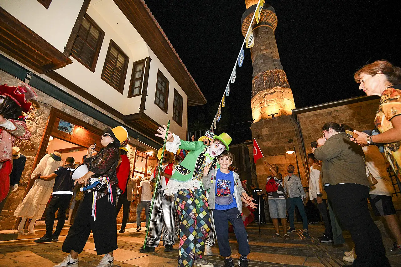 Antalya herkesi kendine çekiyor: Kaleiçi görenleri büyüledi!