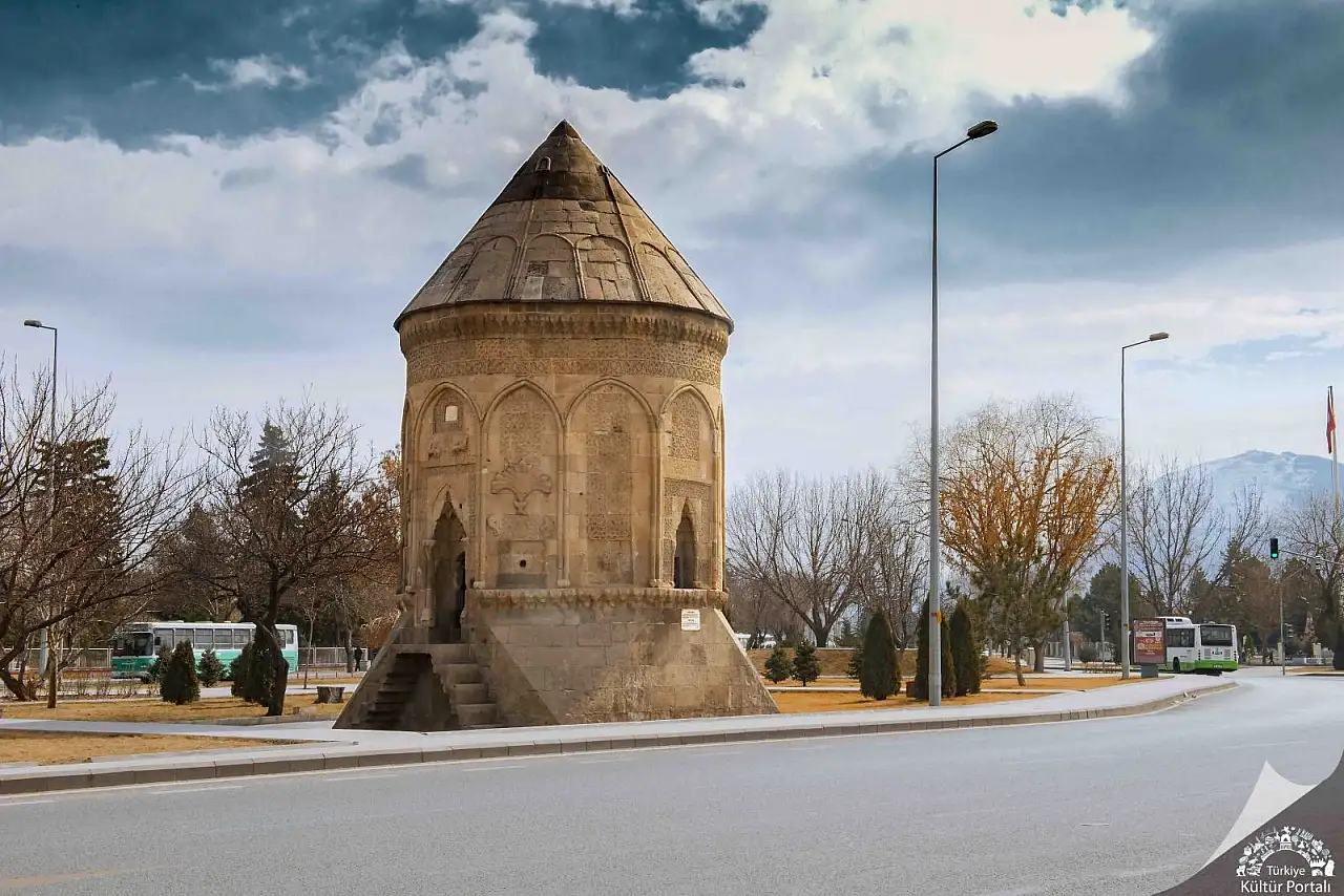 Kayseri'nin kalbindeki 45 sır yeniden açılıyor! Bu yapıların hikâyesini çok az kişi biliyor