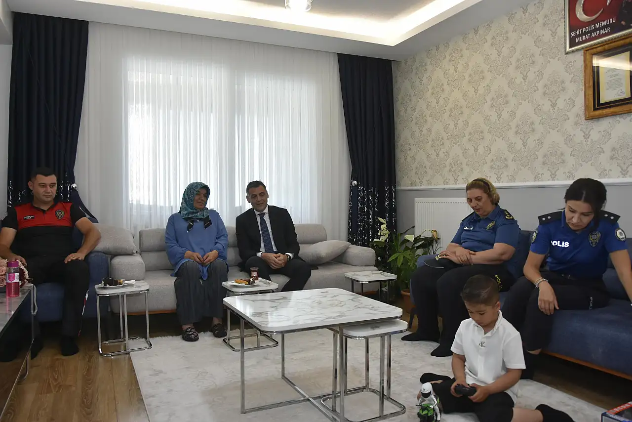 İl Emniyet Müdürü Aydın'dan vefalı davranış: Hem geçmiş olsun hem de kutlama ziyareti...