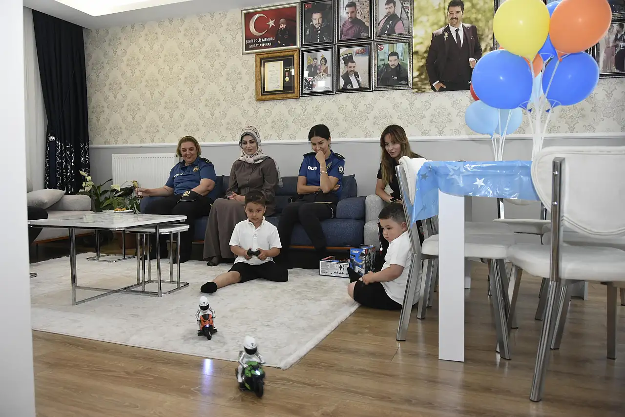 İl Emniyet Müdürü Aydın'dan vefalı davranış: Hem geçmiş olsun hem de kutlama ziyareti...