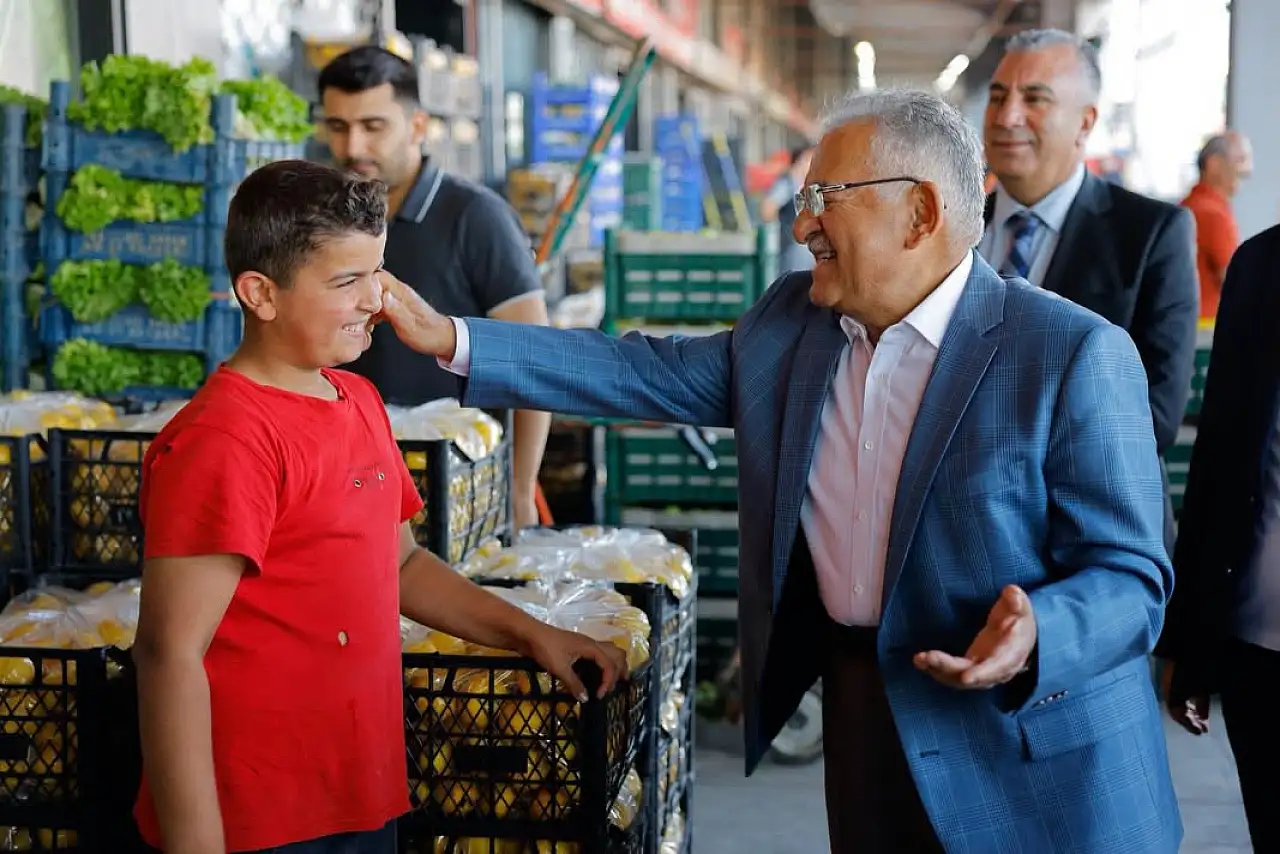 Başkan Büyükkılıç sabah erken saatlerde esnaflarla bir araya geldi