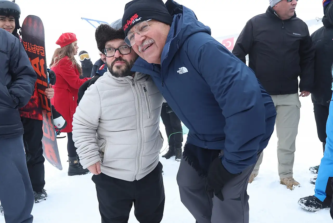 Soğuk hava, sıcak muhabbet: Başkan Büyükkılıç Erciyes'te