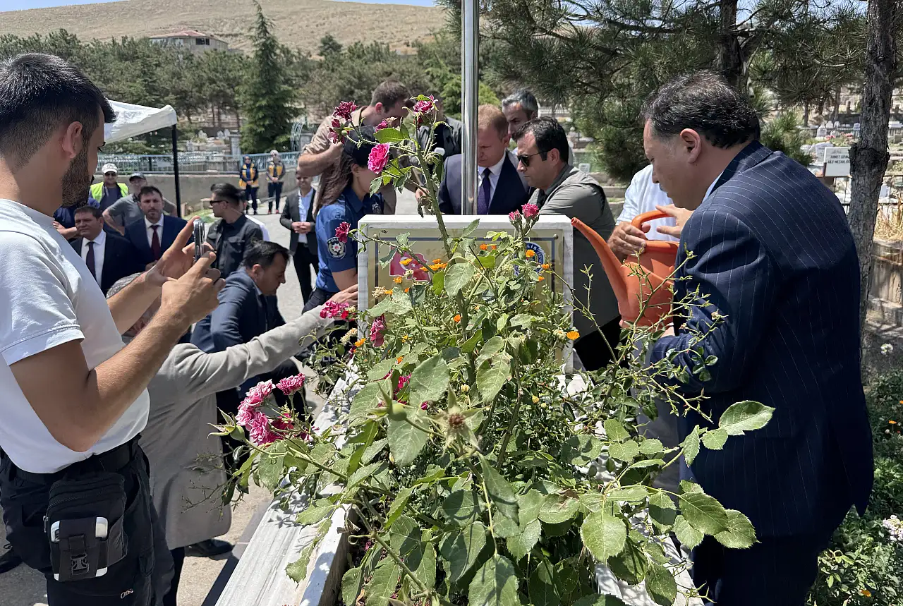 Kayseri'de 15 Temmuz Şehidi Kübra Doğanay mezarı başında anıldı!