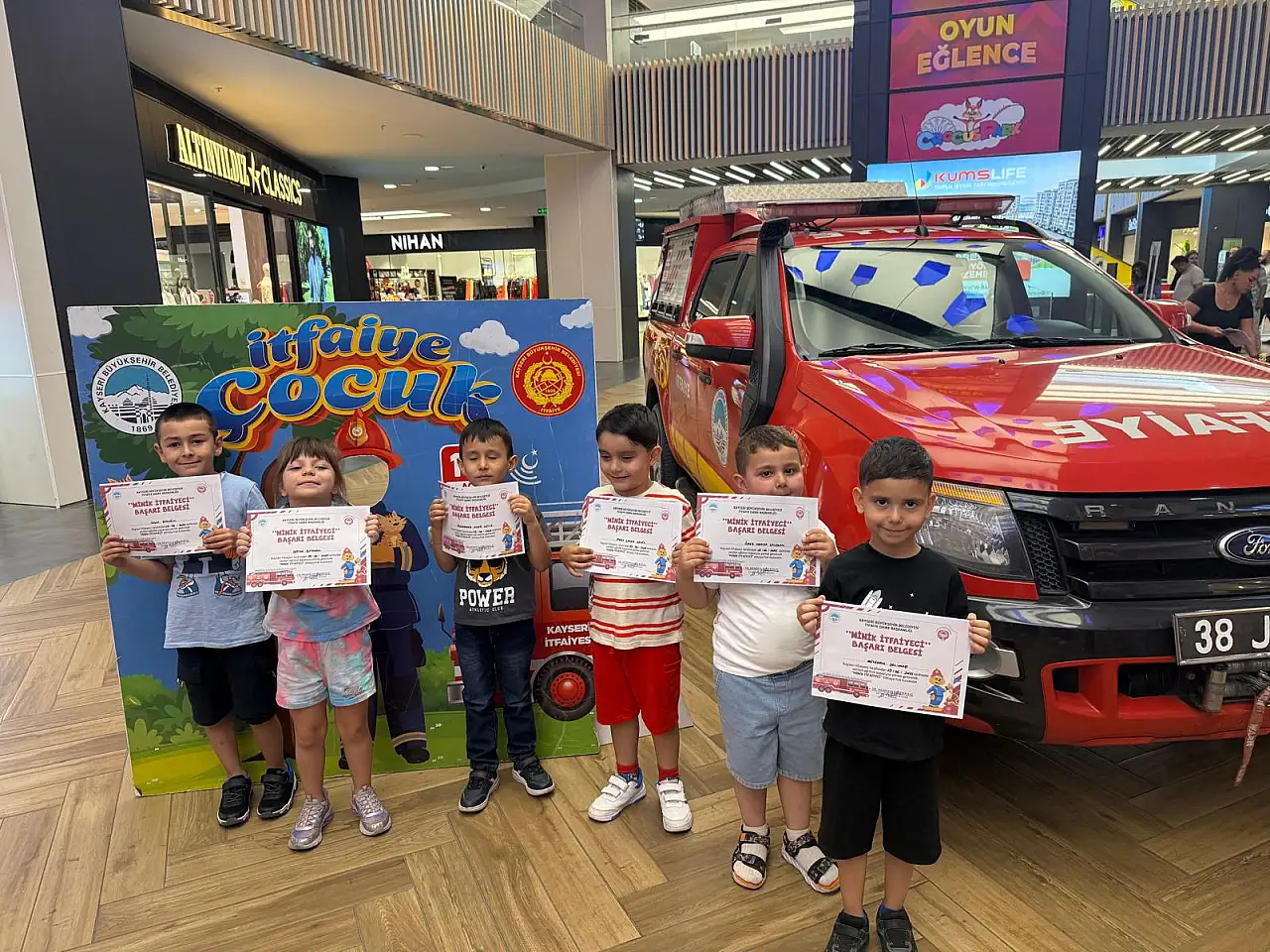 Minik kahramanlar yangına karşı sahnede! O AVM'de sıra dışı tatbikat