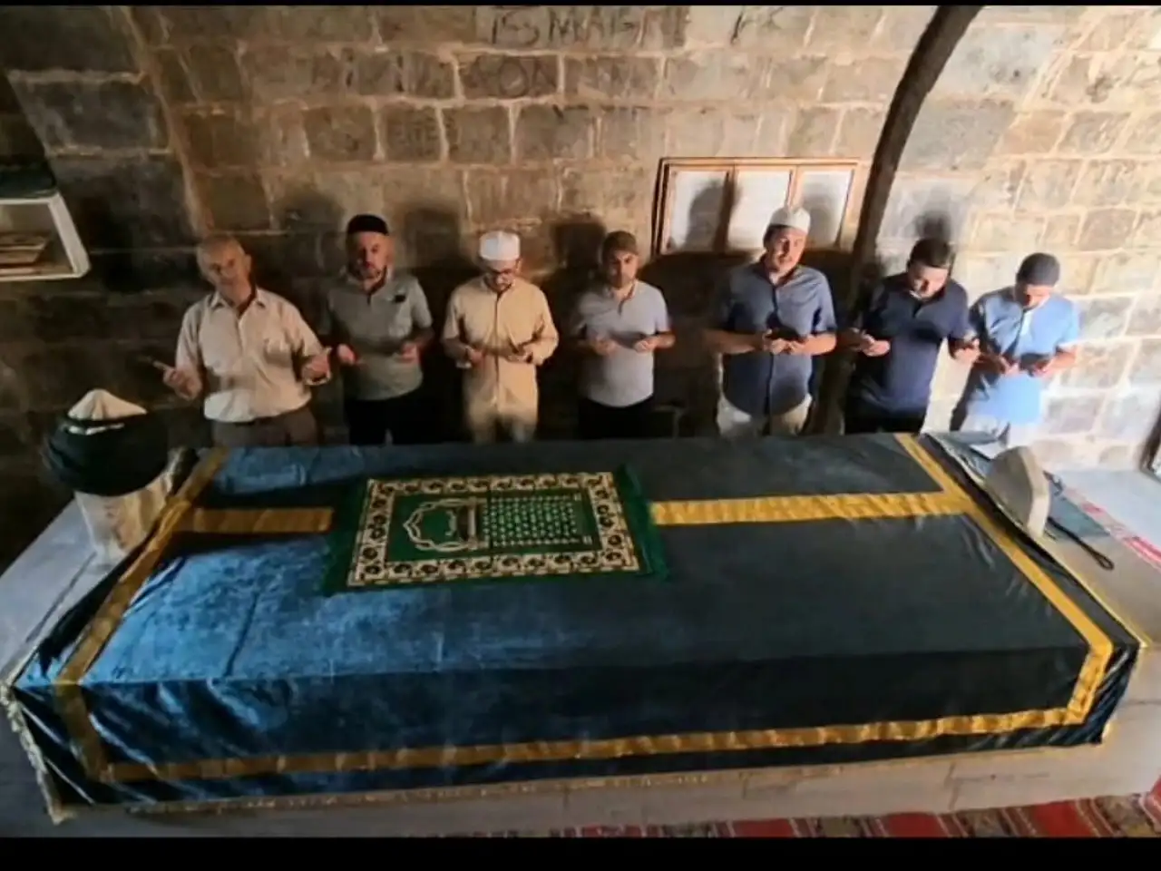 Terkedilmiş köyde sırlı dua: Gözyaşlarıyla çağrı