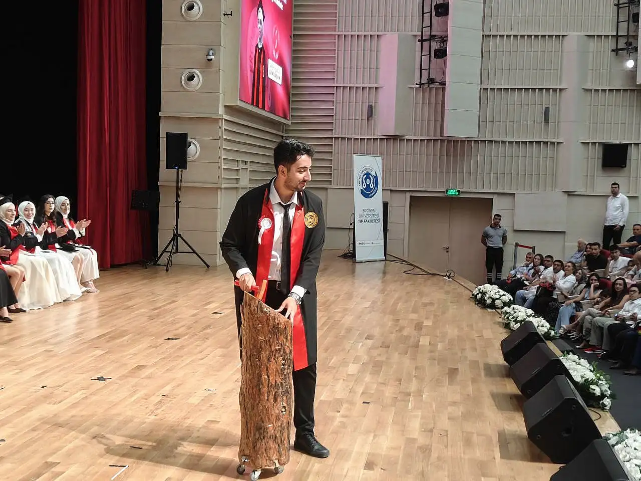 Erciyes Üniversitesi Tıp Fakültesi'nde 51. dönem mezuniyet sevinci