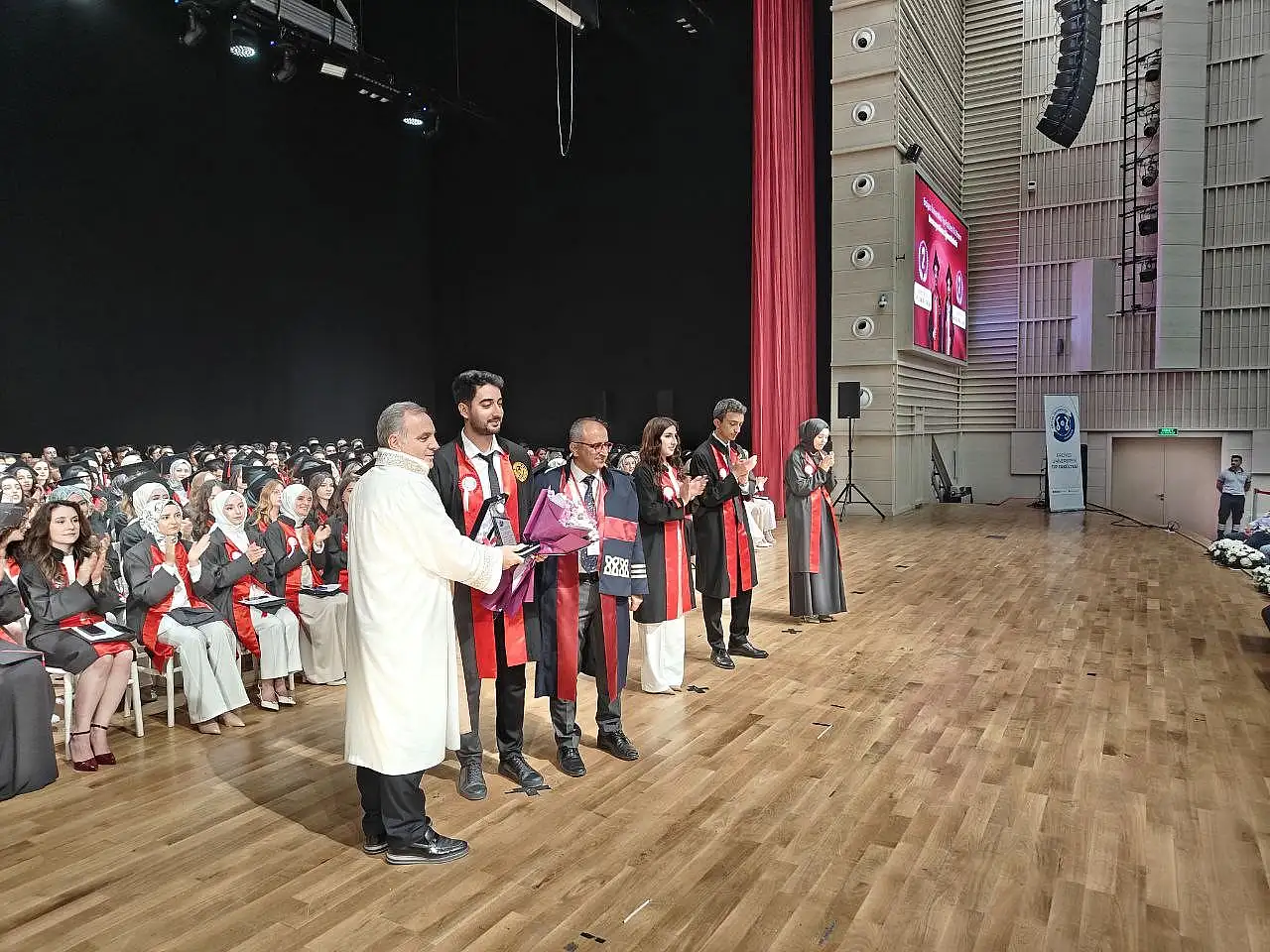 Erciyes Üniversitesi Tıp Fakültesi'nde 51. dönem mezuniyet sevinci