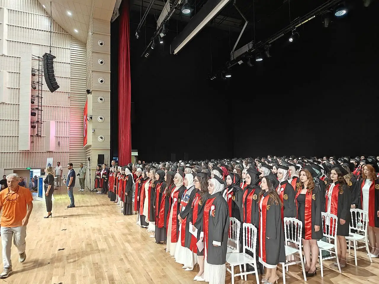 Erciyes Üniversitesi Tıp Fakültesi'nde 51. dönem mezuniyet sevinci