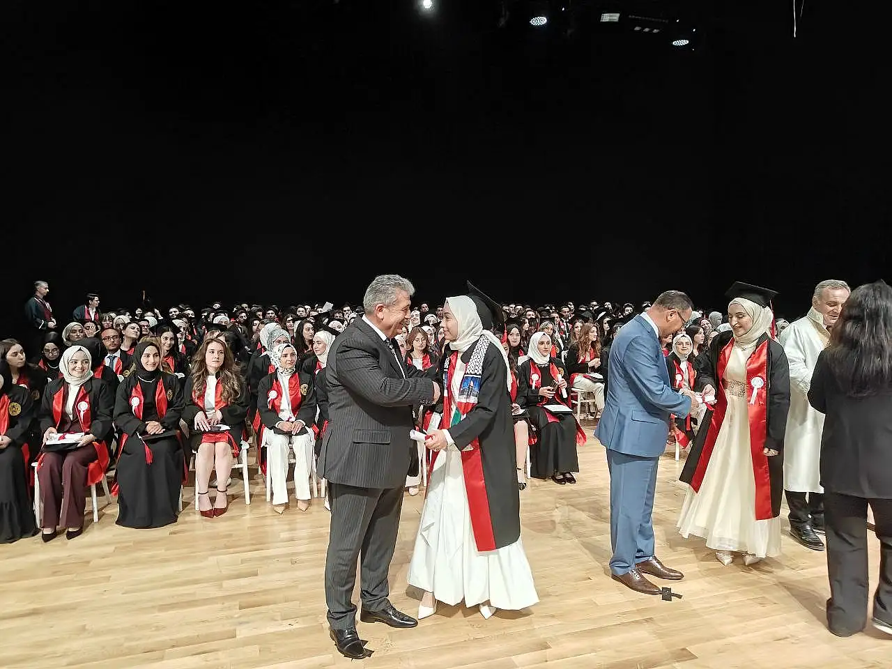 Bayar Özsoy kızının diplomasını elleriyle verdi