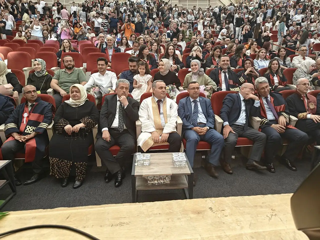 Bayar Özsoy kızının diplomasını elleriyle verdi