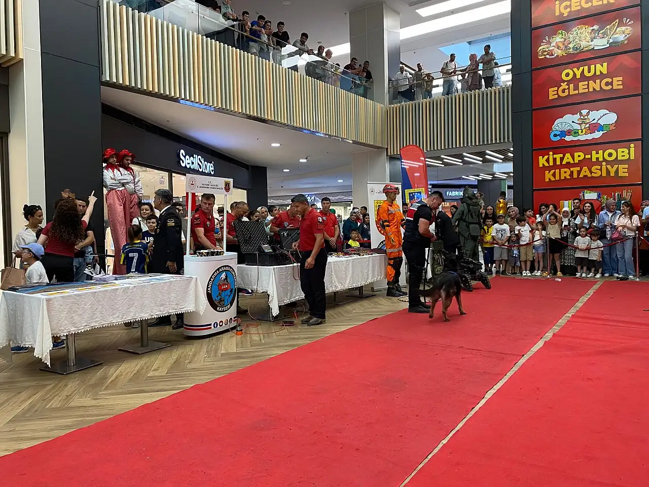Kayseri'de Kumsmall AVM'de jandarma tanıtım standına yoğun ilgi