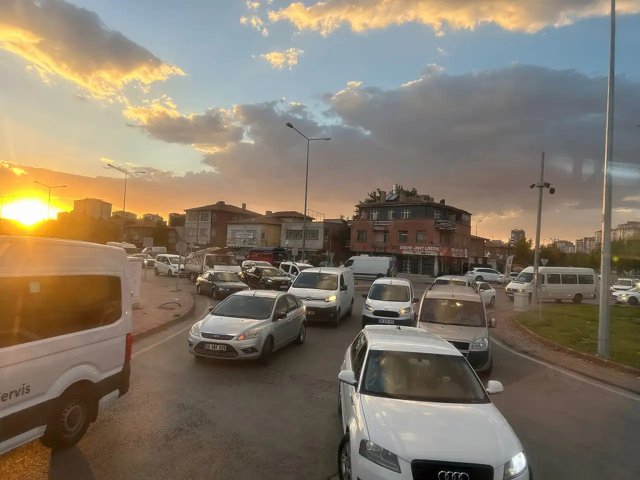 Kayseri'de o yol trafiğe kapandı: Giden araç geri dönüyor!