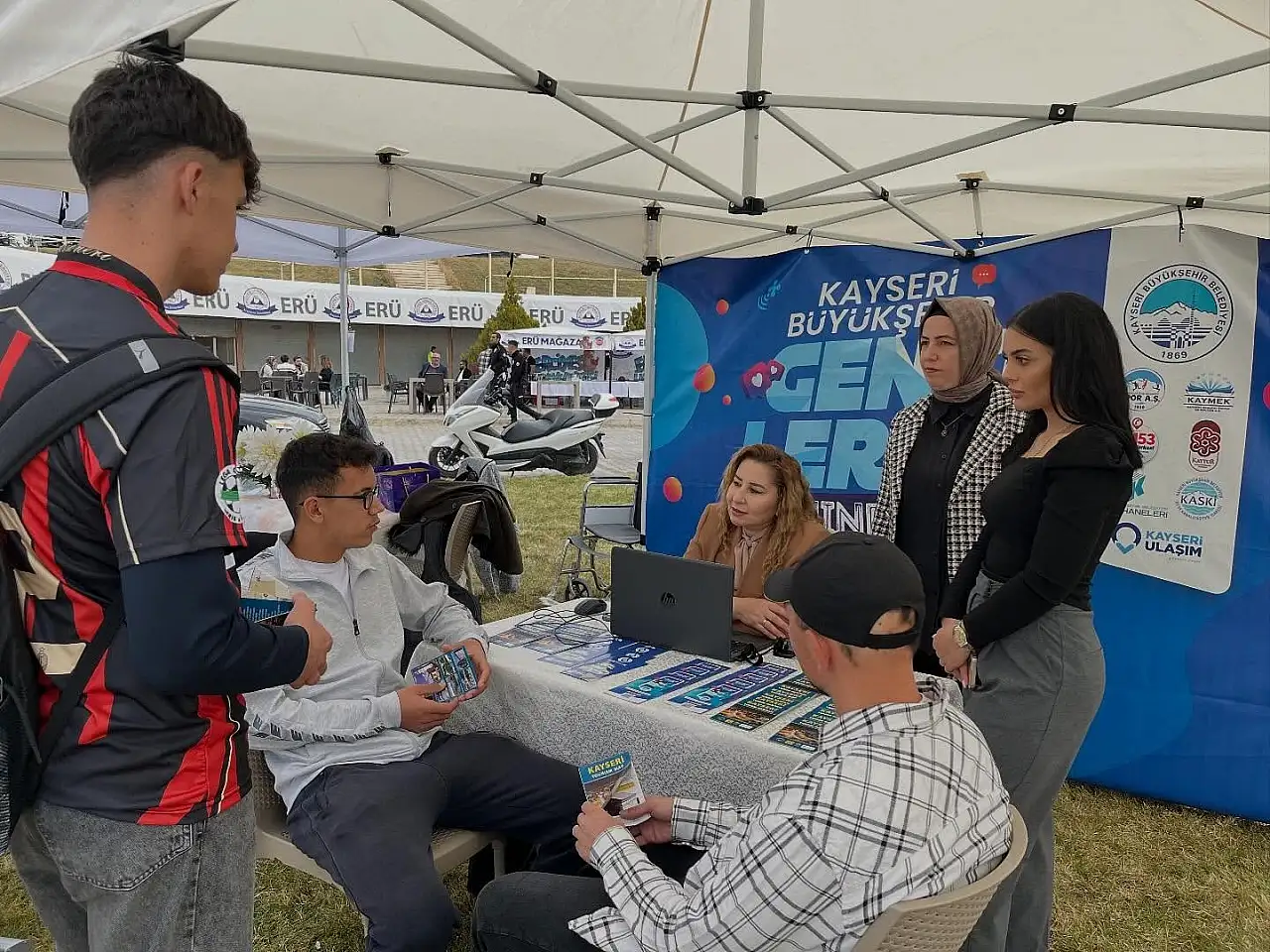 Alo 153 kampüste! Büyükşehir'den gençlerle yüz yüze iletişim atağı