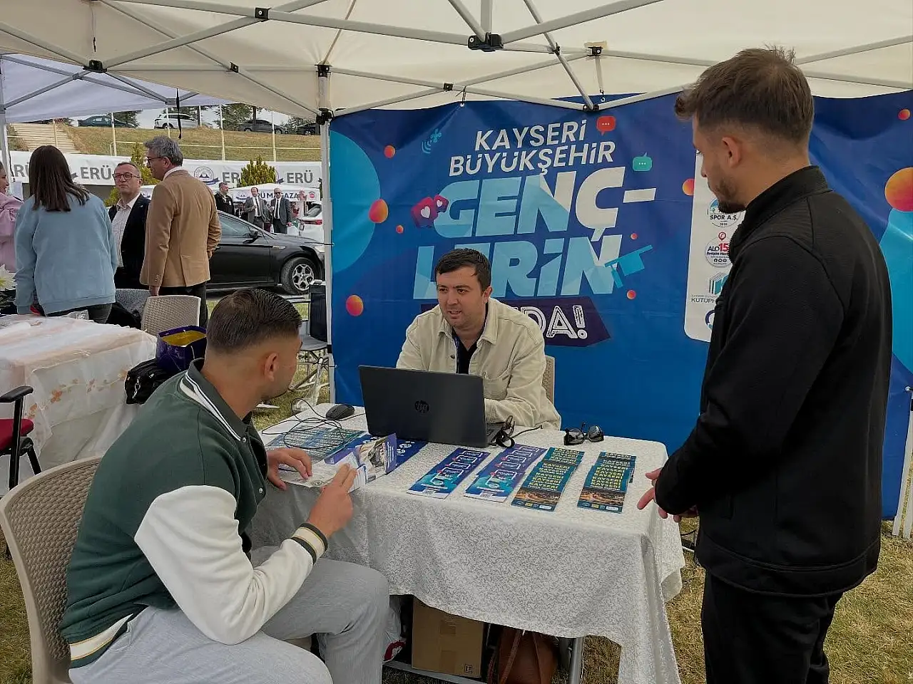 Alo 153 kampüste! Büyükşehir'den gençlerle yüz yüze iletişim atağı