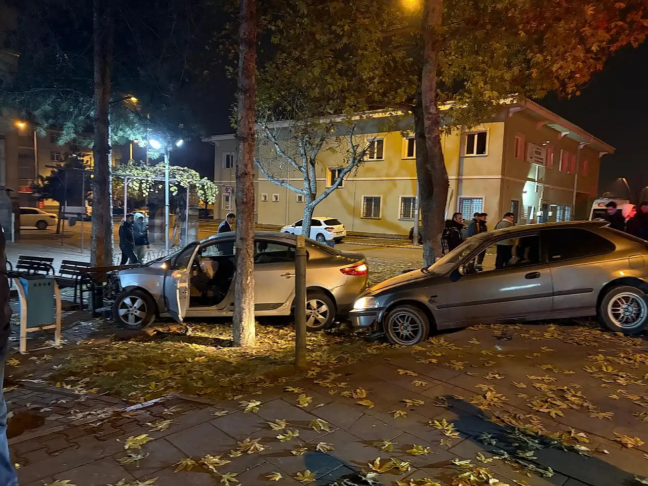Kayseri'de kaza yapan otomobiller cami bahçesine uçtu!