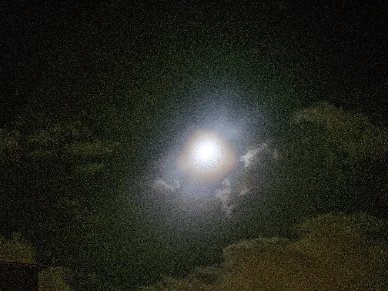 Gökyüzünde görsel şölen: Lunar Corona görüntülendi