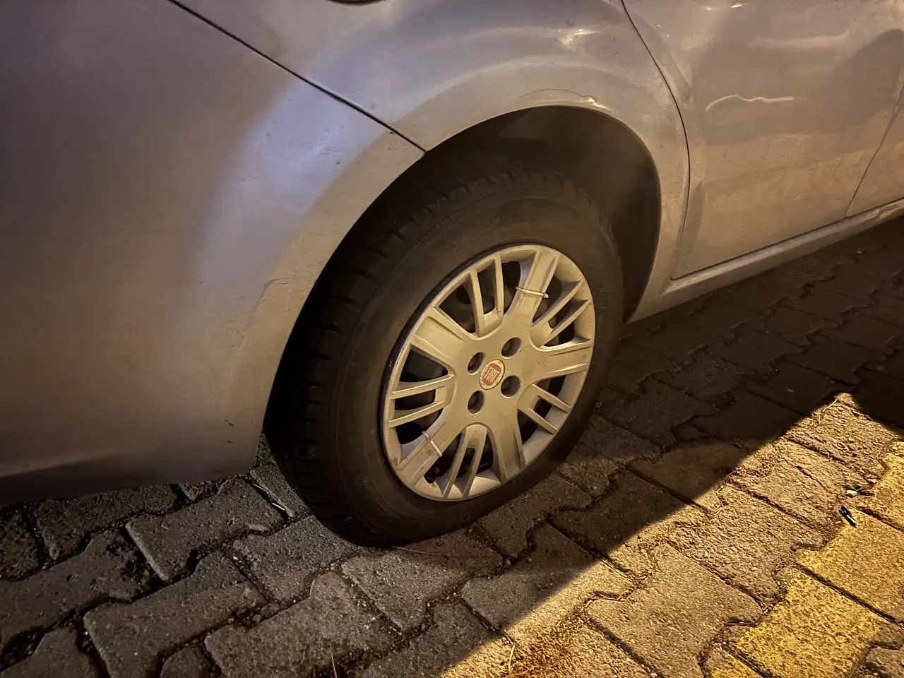 Kayseri'de park halindeki 5 otomobilin lastiğini kestiler!