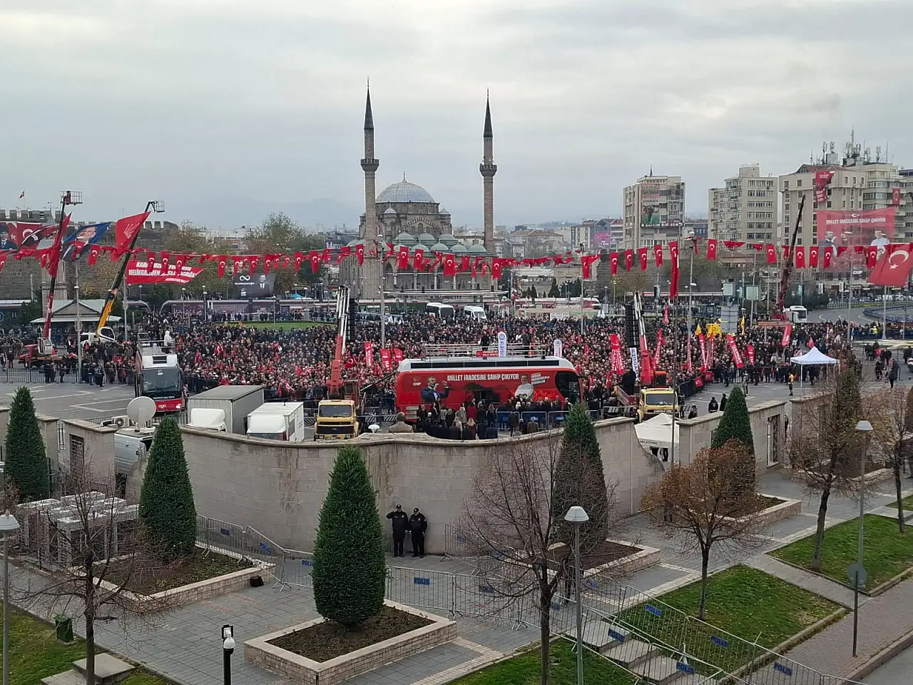 CHP'de Kayseri hareketliliği… Meydan doluyor, gözler Özgür Özel'de