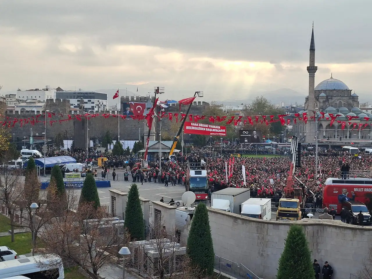 Alan taştı, kalabalık kontrol noktasına dayandı: İmamoğlu'nun ''adalet'' mektubu Kayseri'de okundu