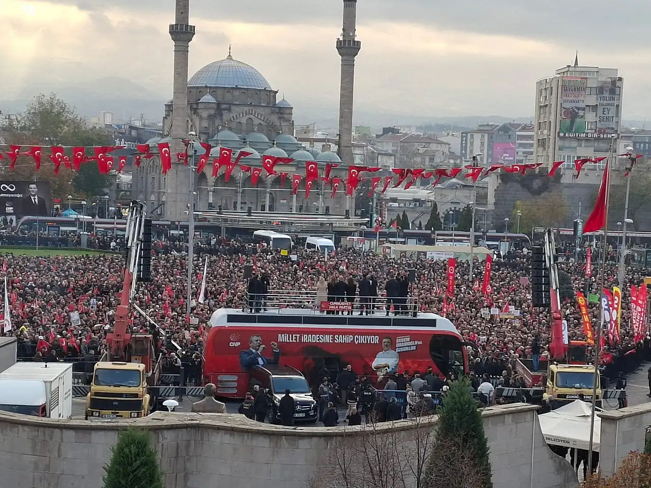 Alan taştı, kalabalık kontrol noktasına dayandı: İmamoğlu'nun ''adalet'' mektubu Kayseri'de okundu