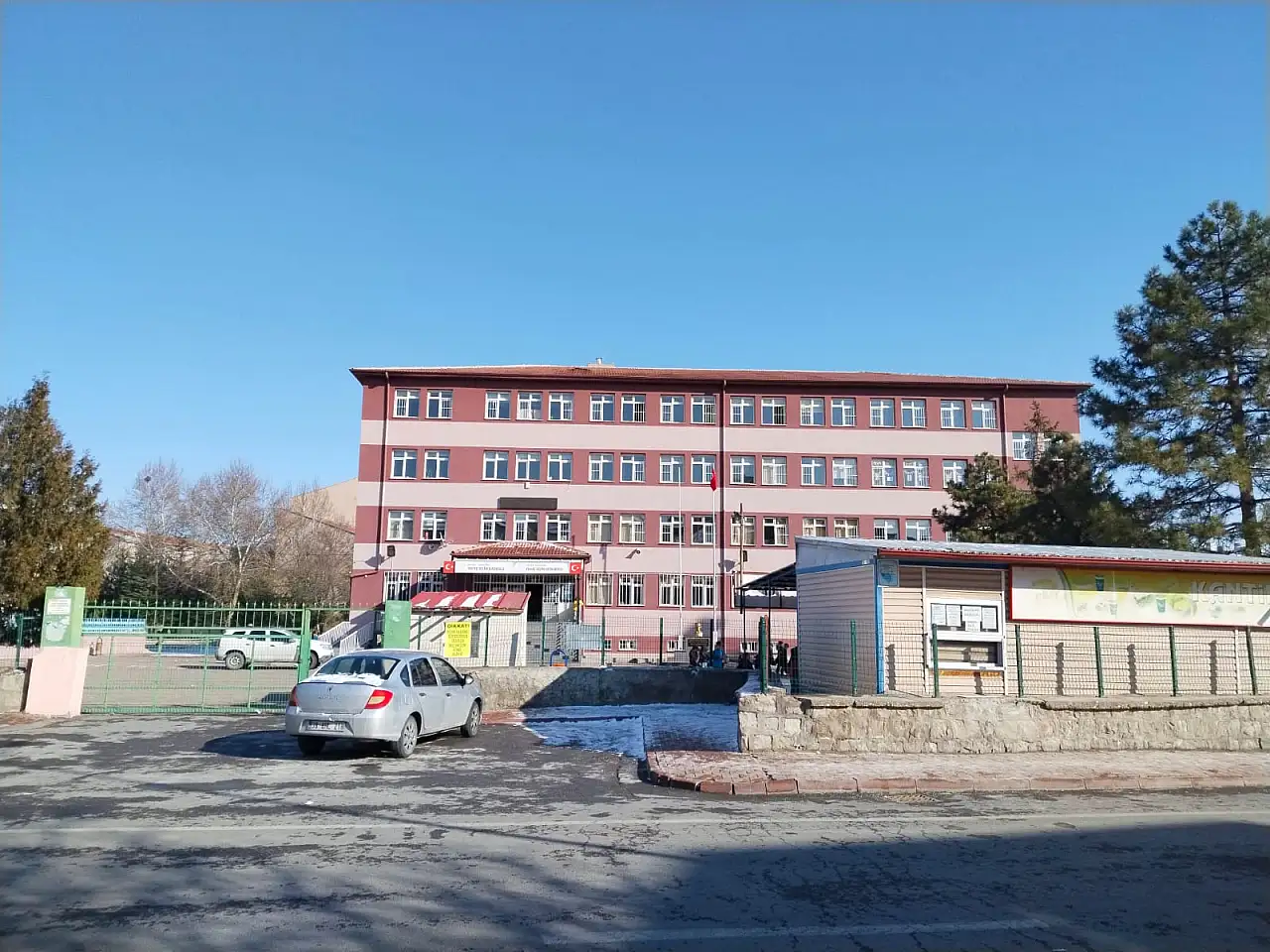 Kayseri'de 7 öğrenci zehirlenme şüphesiyle hastaneye kaldırıldı!