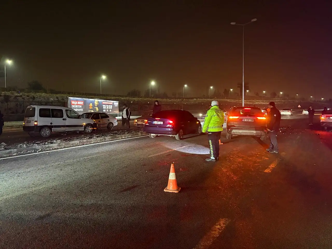 Melikgazi'de arka arkaya 3 kaza: Karanlık yol zincirleme kazaya neden oldu!