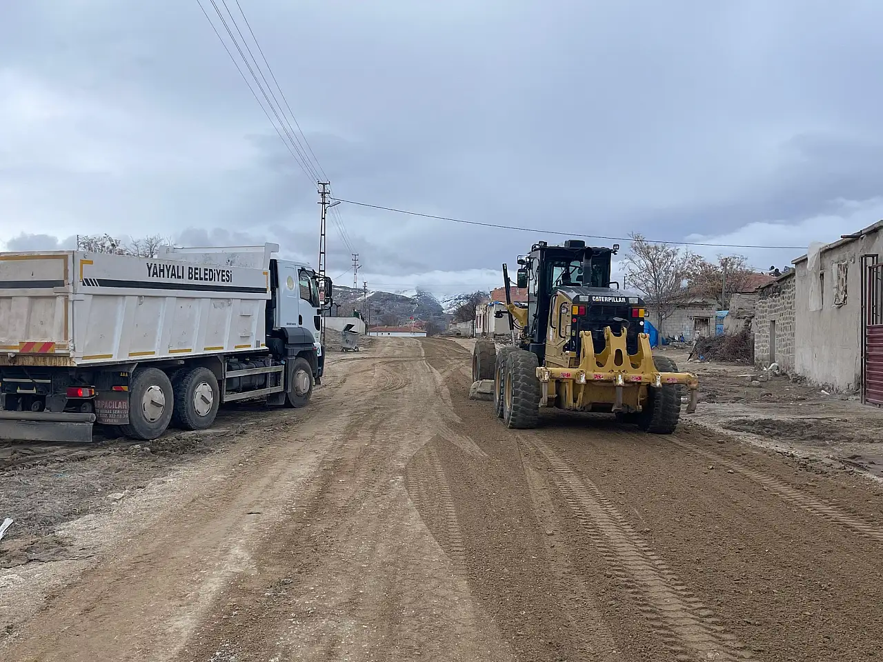 Yahyalı'da yol yapım çalışmaları sürüyor: Kar ve soğukta engelleyemedi!