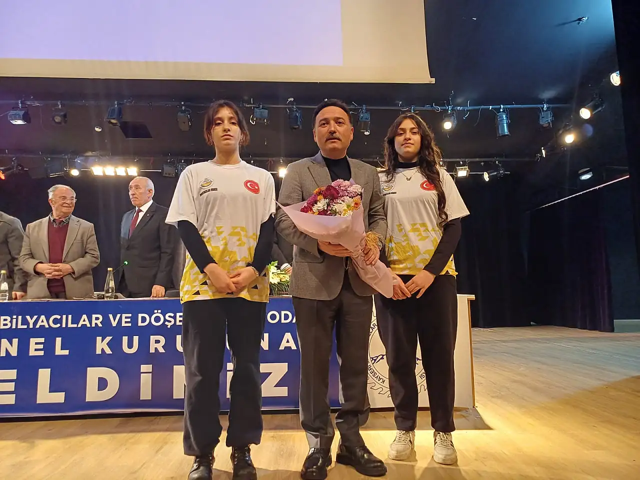 Mobilyacılar Odasında Başkan Sarıkaya yeniden seçilerek güven tazeledi