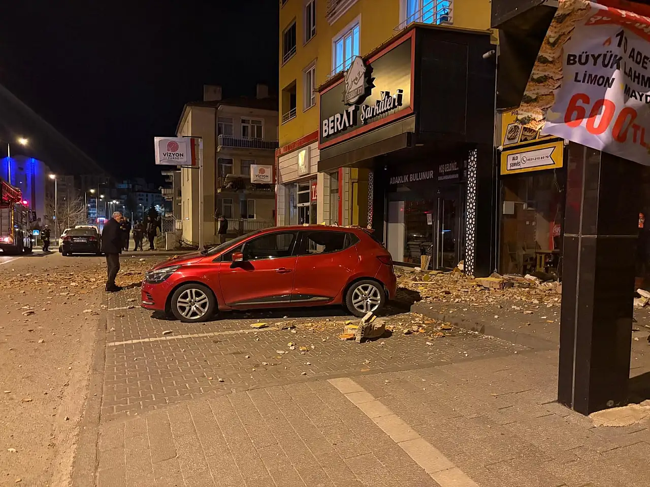 Talas'ta 5 katlı bir binanın duvarı yıkıldı!