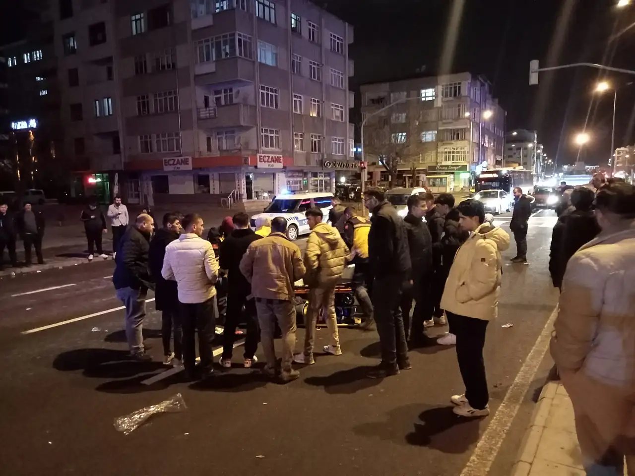 Motosiklet yayaya çarptı: 2 yaralı