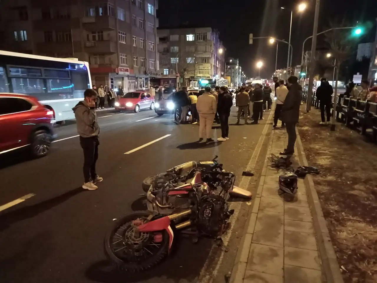 Motosiklet yayaya çarptı: 2 yaralı