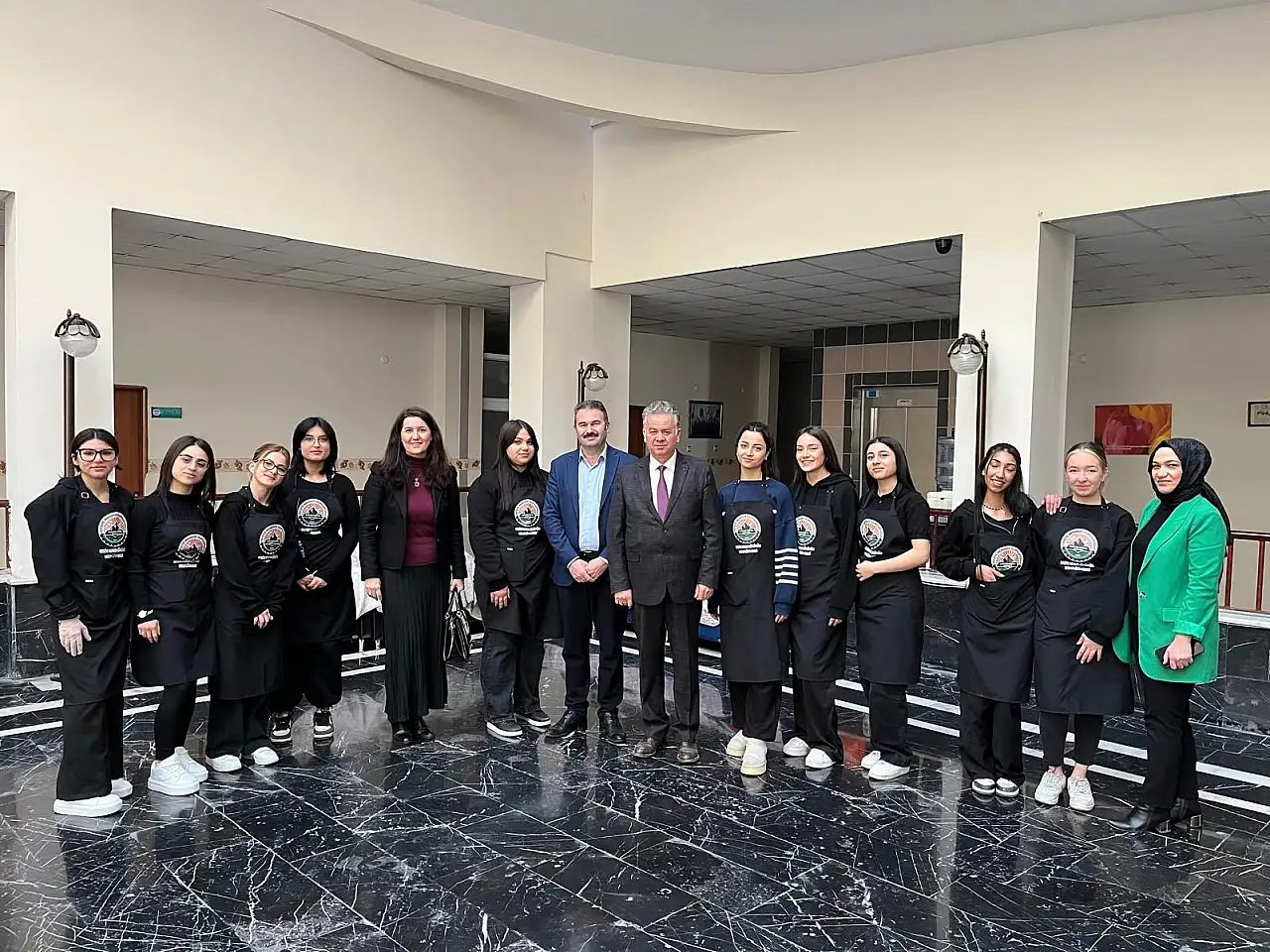 Kayseri'de öğretmenler ve öğrenciler huzurevi sakinleriyle bir araya geldi