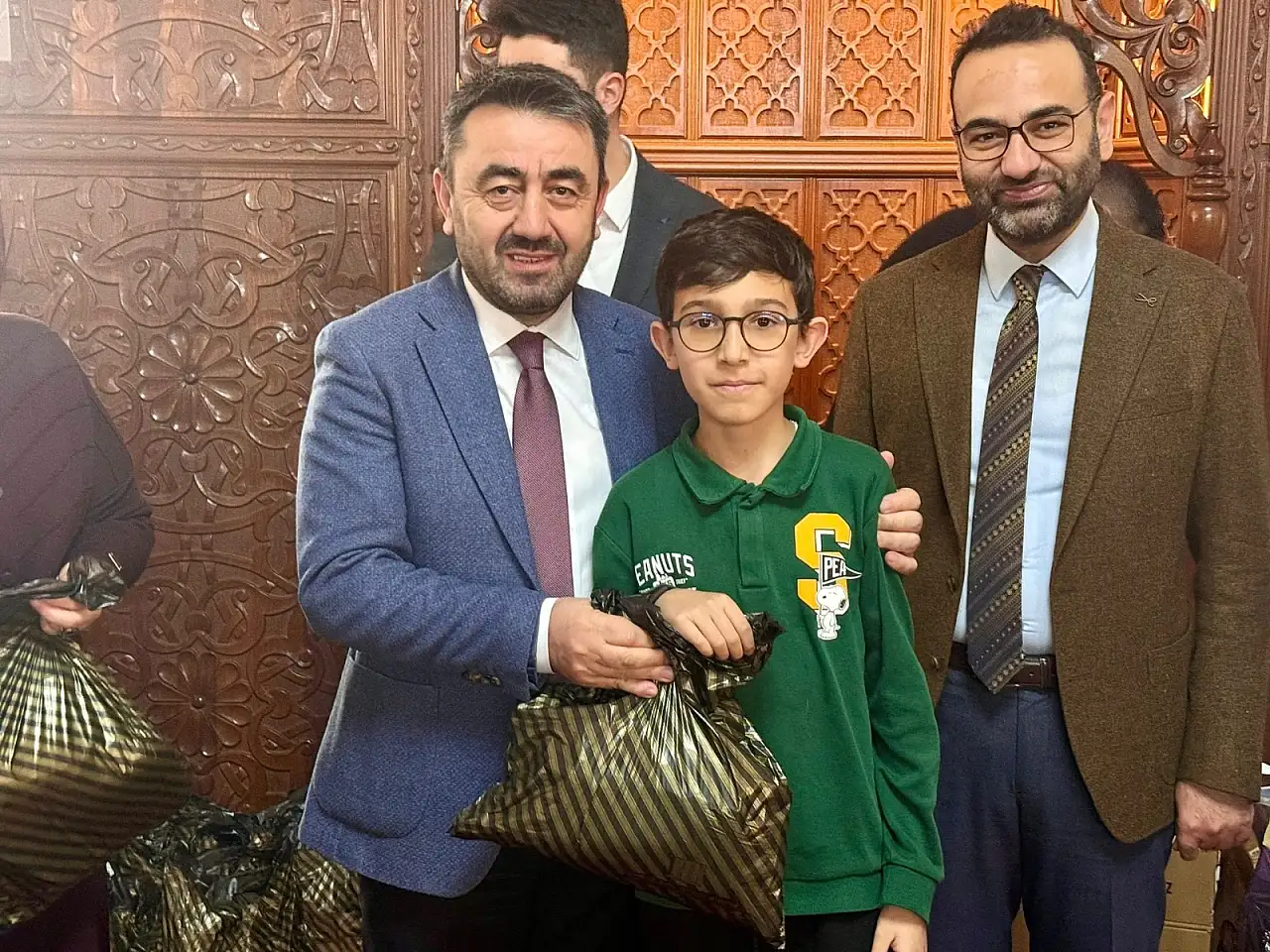 Kayseri'de 'Arefe Çiçekleri Projesi' tamamlandı - Çocuklara bayramlık elbise ve çeşitli hediyeler dağıtıldı