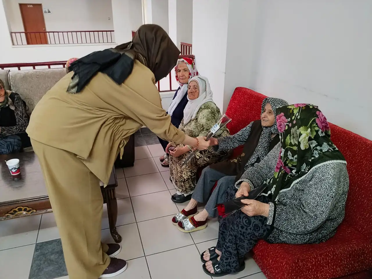 AKİB'den Huzurevi sakinlerine bayram ziyareti