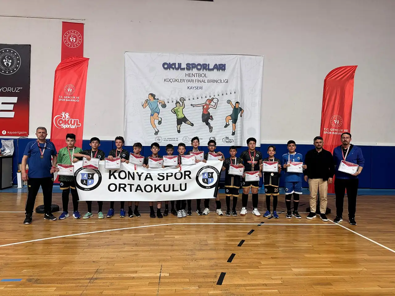 Talas'ta genç hentbolcular yarı final birinciliği için mücadele etti