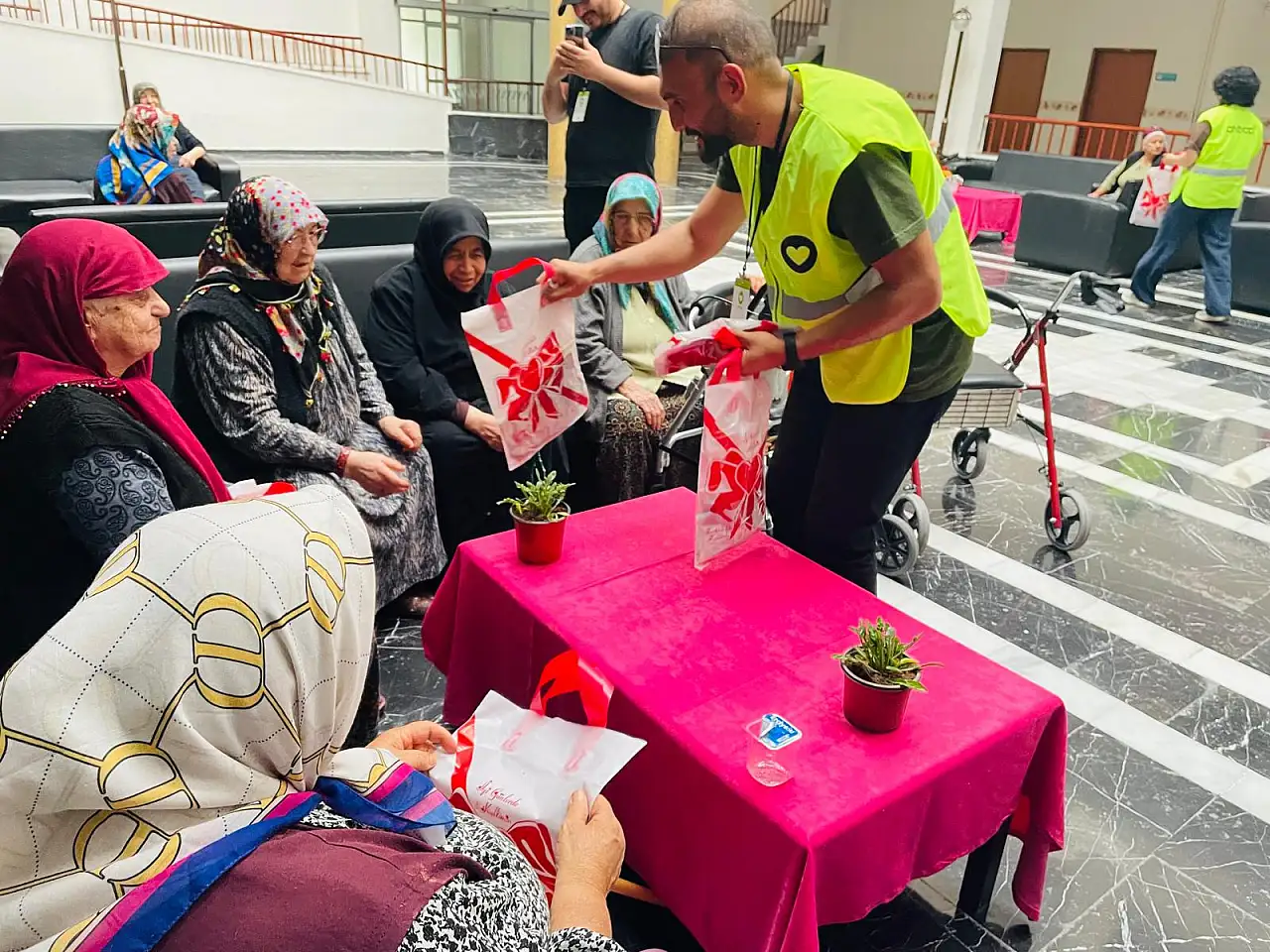 Kayseri'nin ulu çınarlarına anlamlı ziyaret: Bayramda gönüllere dokundular!