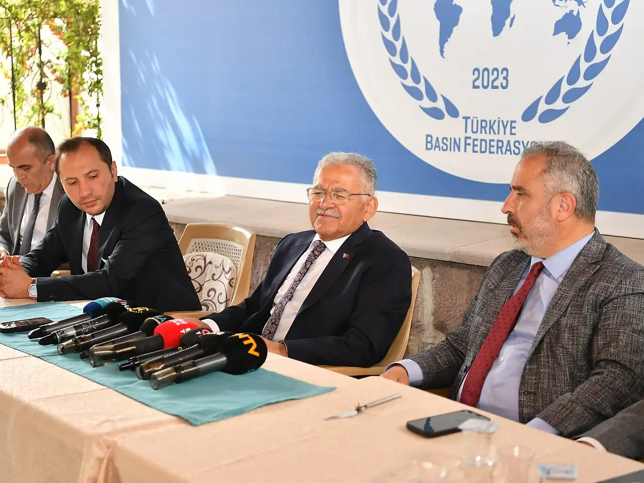 Başkan Büyükkılıç gazetecilere Kayseri'nin altın çağını anlattı