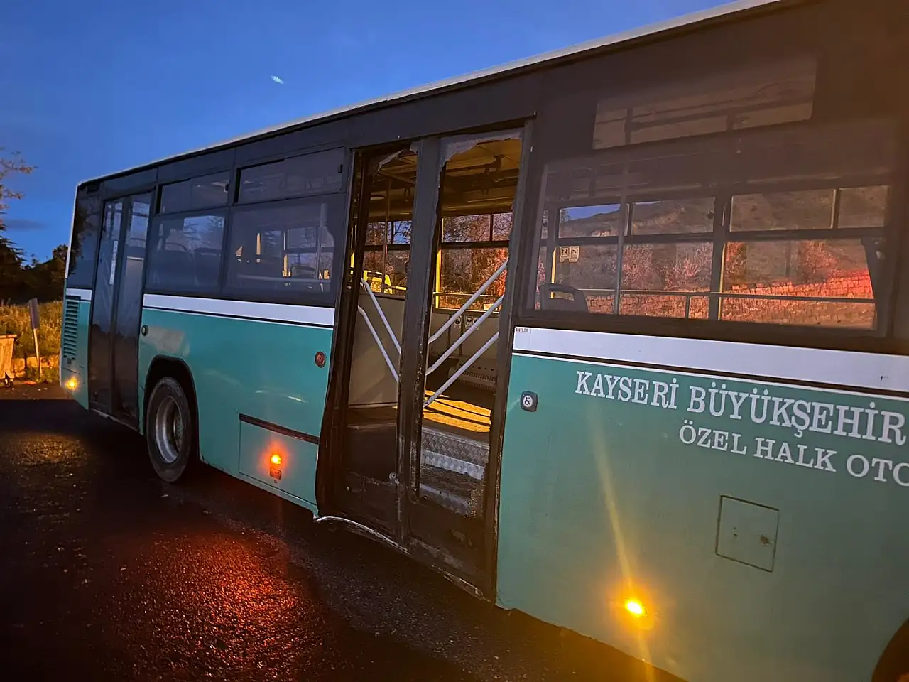 Kayseri'de film gibi olay! Çaldığı halk otobüsüyle kaza yaptı