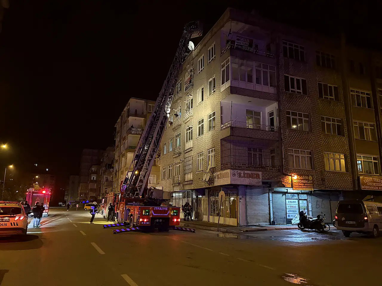 Kayseri'de 5 katlı binada korkutan yangın
